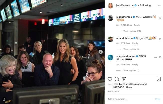 Jennifer Aniston podporovaná bývalým Justinem Therouxem, když oznamuje hlavní novinky