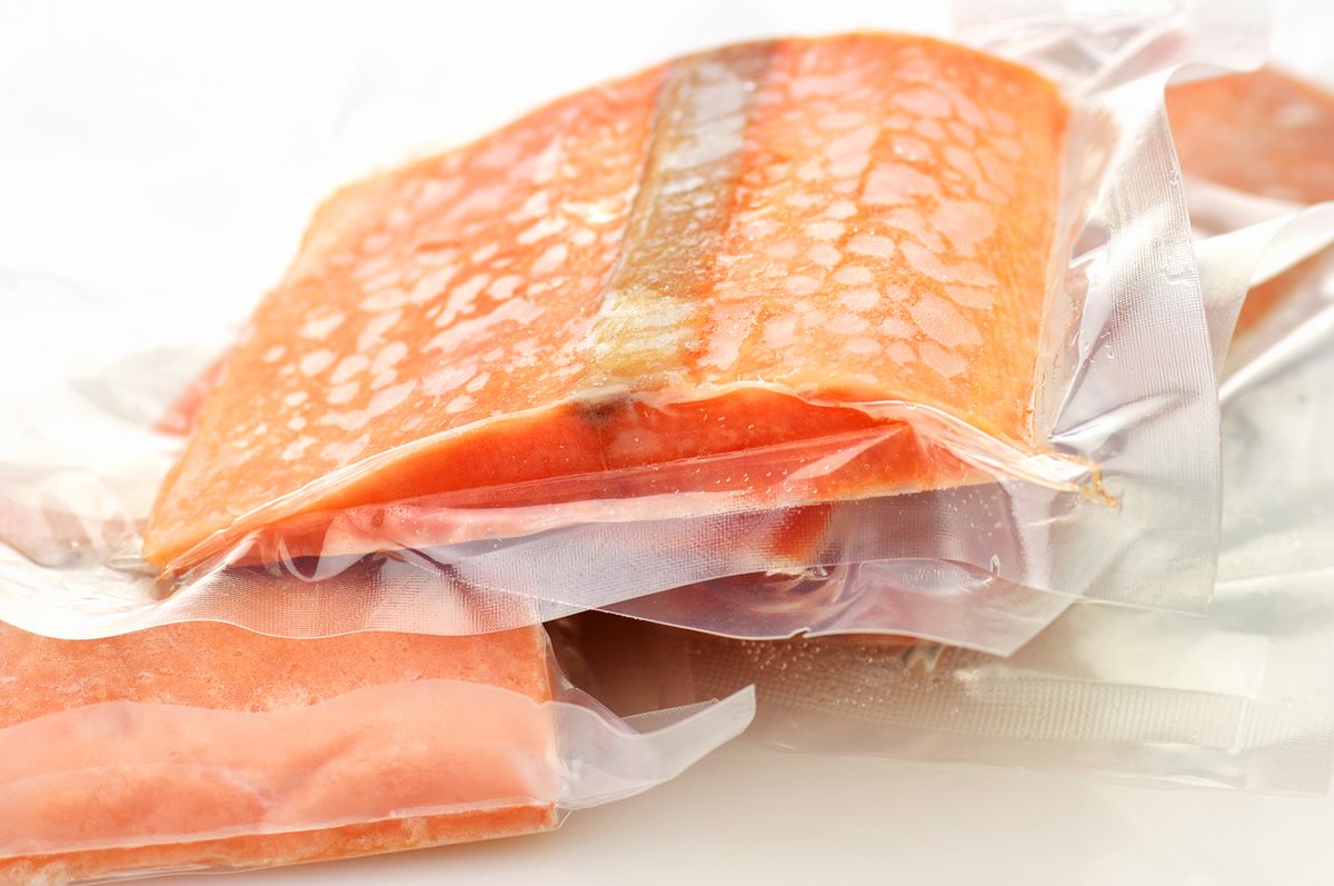 Zamrznjeni zrezki lososa, oviti v plastiko