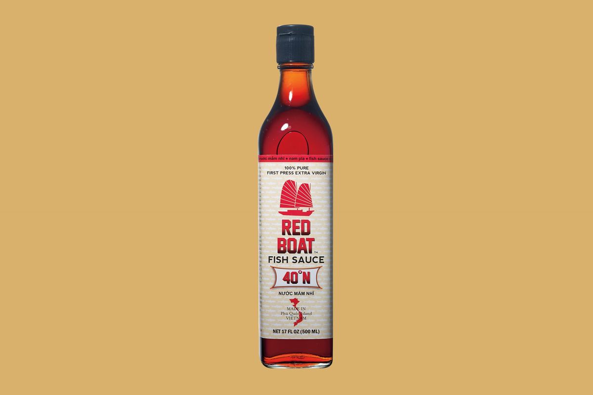 steklenica ribje omake z rdečimi čolni
