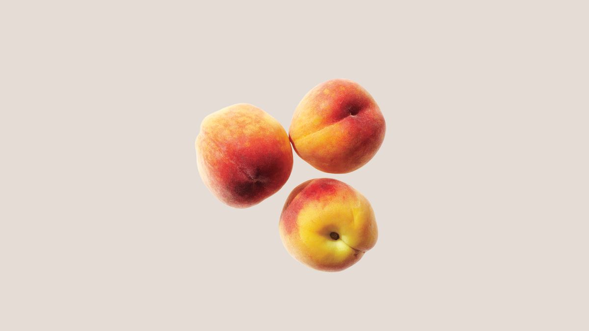 drei Pfirsiche auf braunem Hintergrund