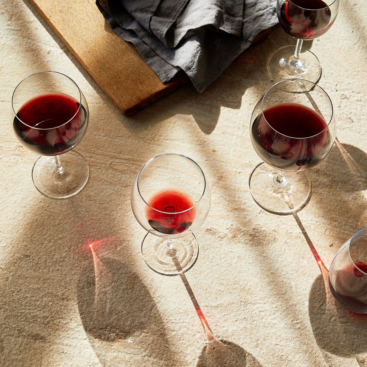 punased veinid klaasides laual