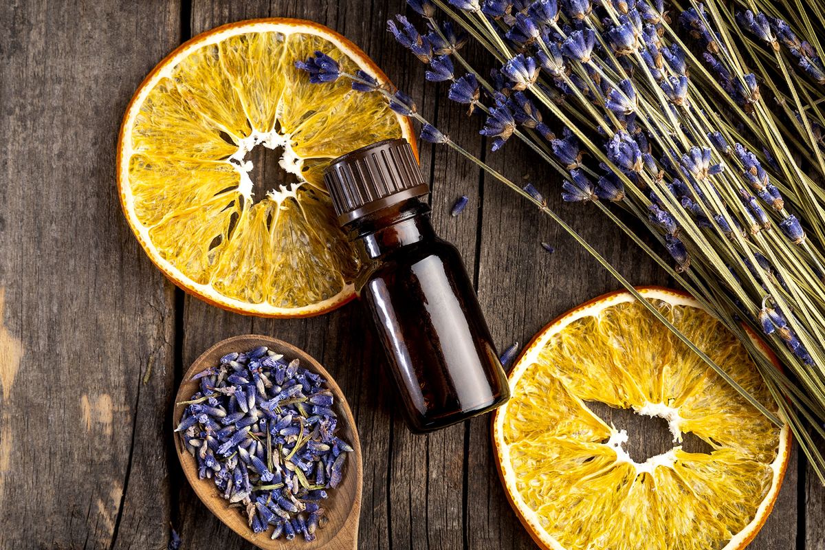 Flasche ätherisches Öl mit Orangenscheiben und Lavendel