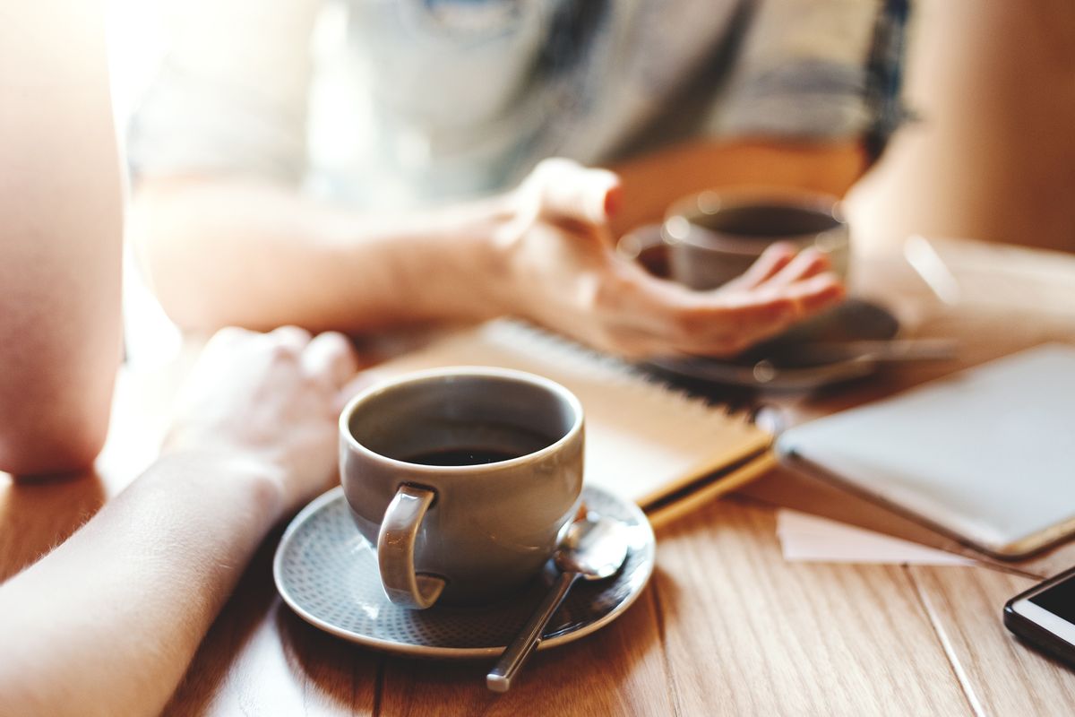 skodelica kave na mizi, napolnjena s kavo