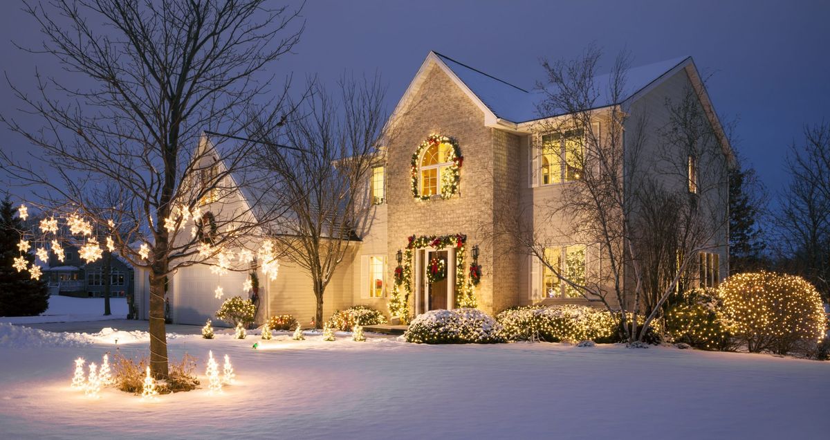 Božični dom s praznično praznično razsvetljavo in snegom