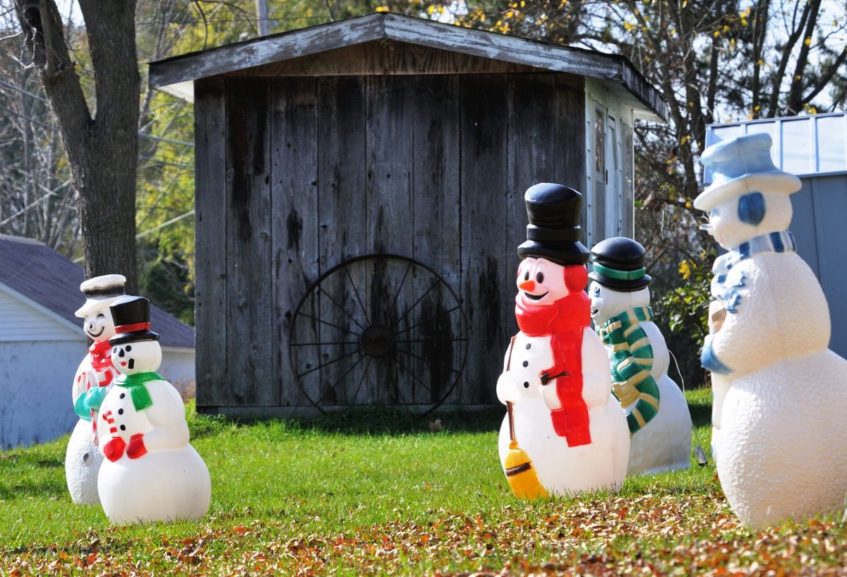 Božićni snjegovići pušu kalupe u dvorištu