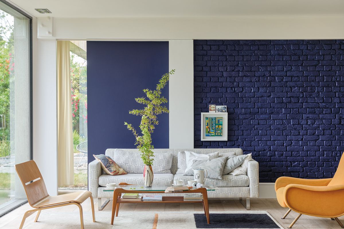 wohnzimmer marineblau gestrichene wände