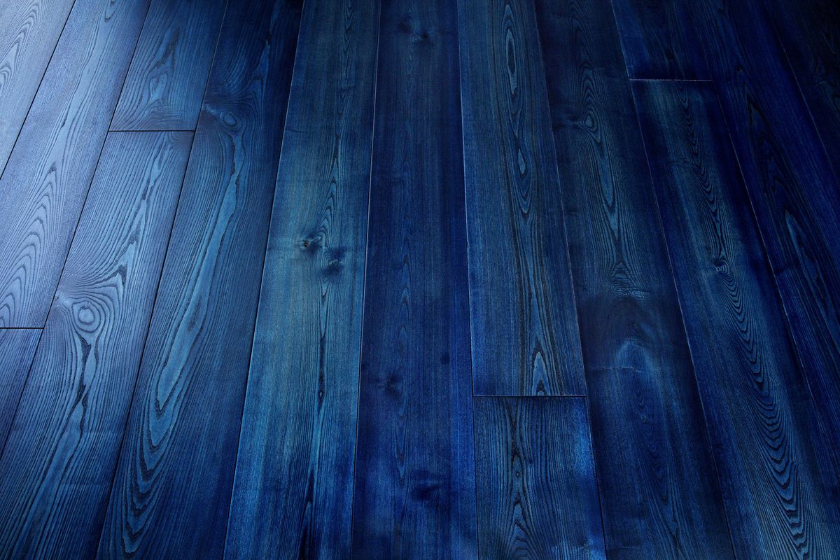 blauer Holzboden