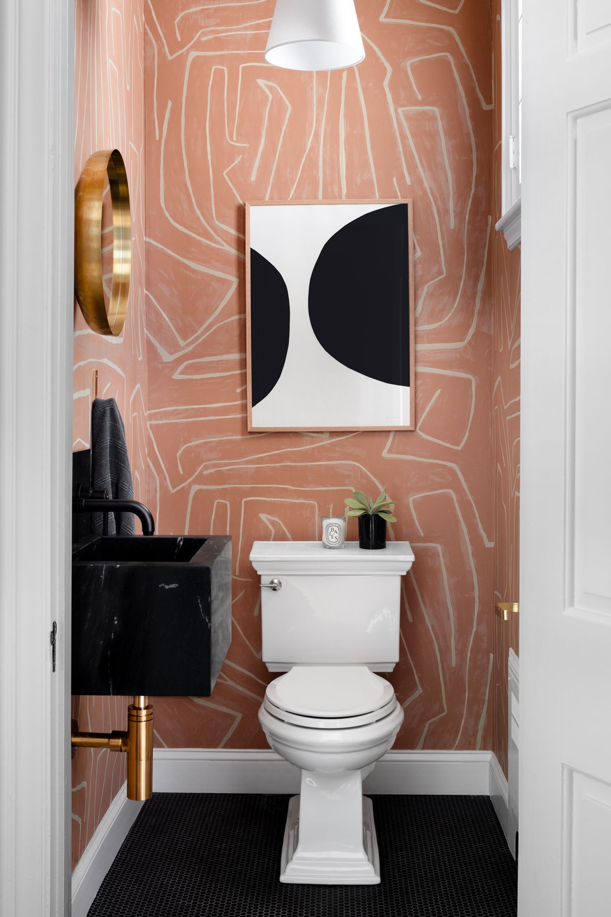 lososove in bele kopalniške stene z geometrijskim tiskom