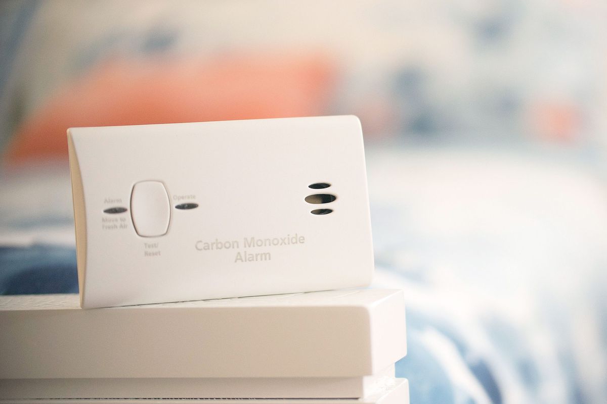 alarm za ogljikov monoksid na okvirju postelje