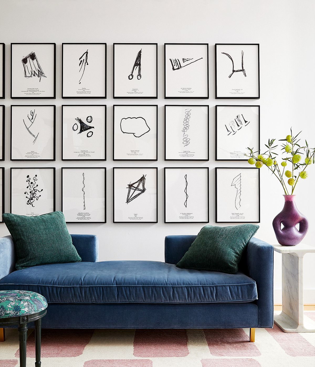 moderne Kunstskizzen über der blauen Couch im Wohnzimmer