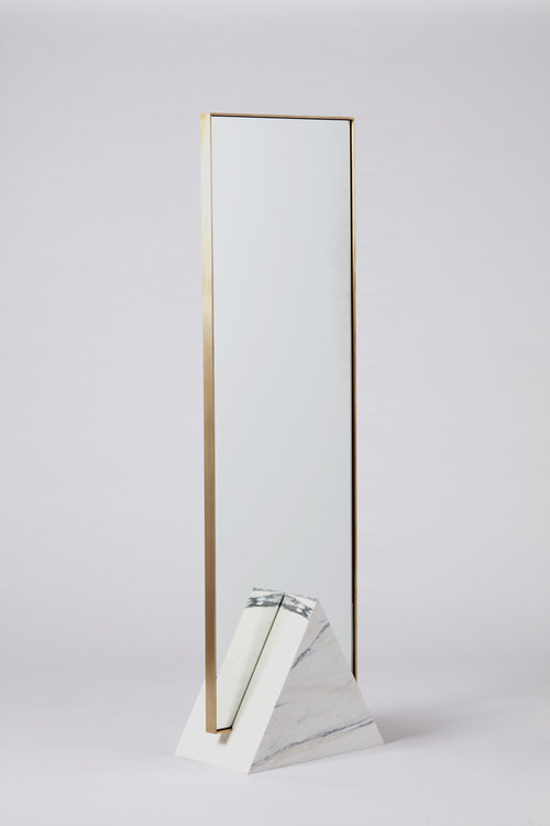 mirall emmarcat daurat amb base triangular