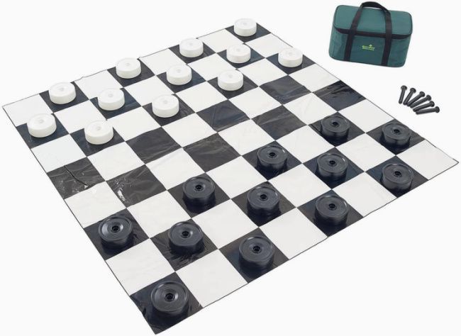 checker draf gergasi ditetapkan untuk taman