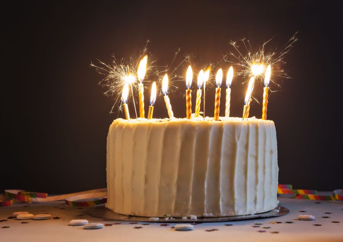 rojstnodnevna torta s svečami in penicami