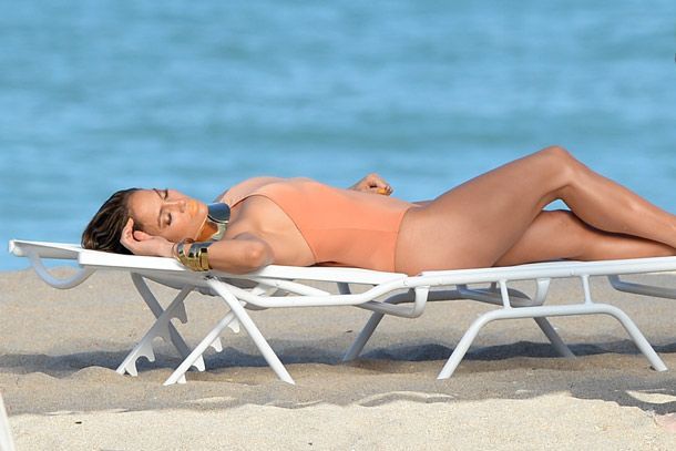 Ang kagandahang beach na si Jennifer Lopez ay kumikinang sa bagong music video