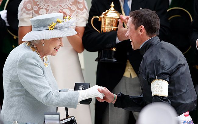 nữ hoàng bắt tay