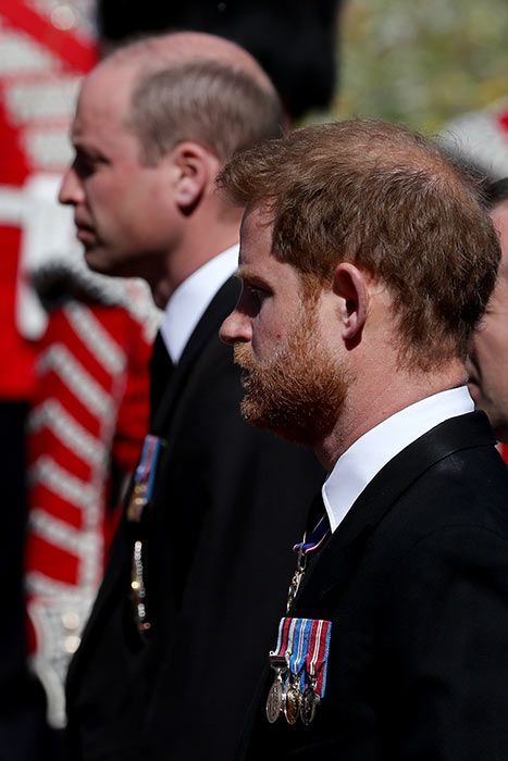 Charles Spencer bryder tavshed, efter at prins William og prins Harry genforenes ved prins Philips begravelse