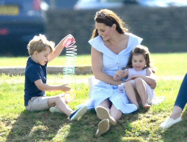 Kate-Middleton-mit-Prinz-George-und-Prinzessin-Charlotte