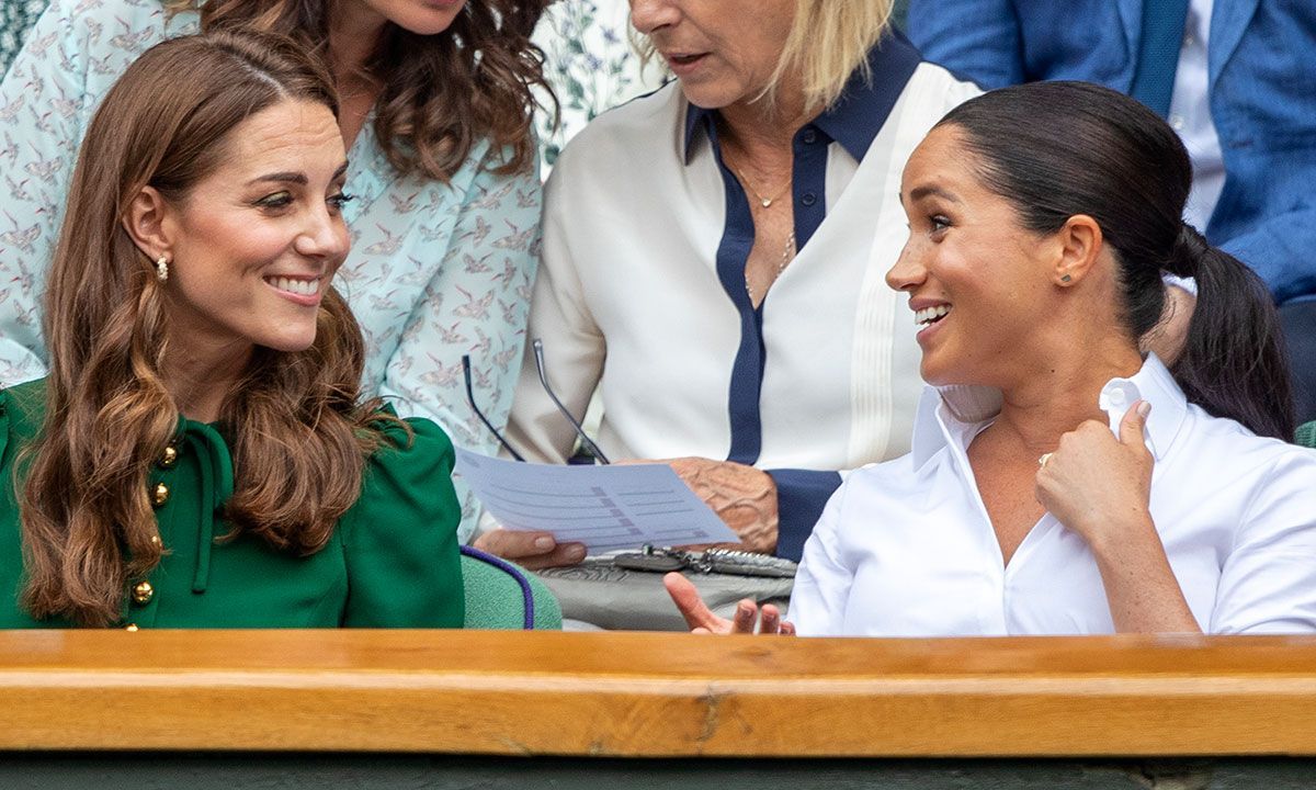 Meghan Markle poseeraa lehden kannella, jossa on hänen nyt sisarensa Kate Middleton