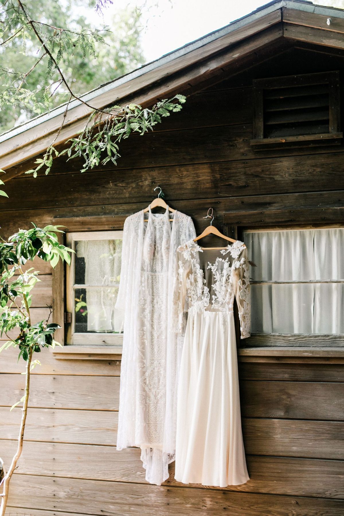 poročne obleke amanda chase, obešene na steni kabine