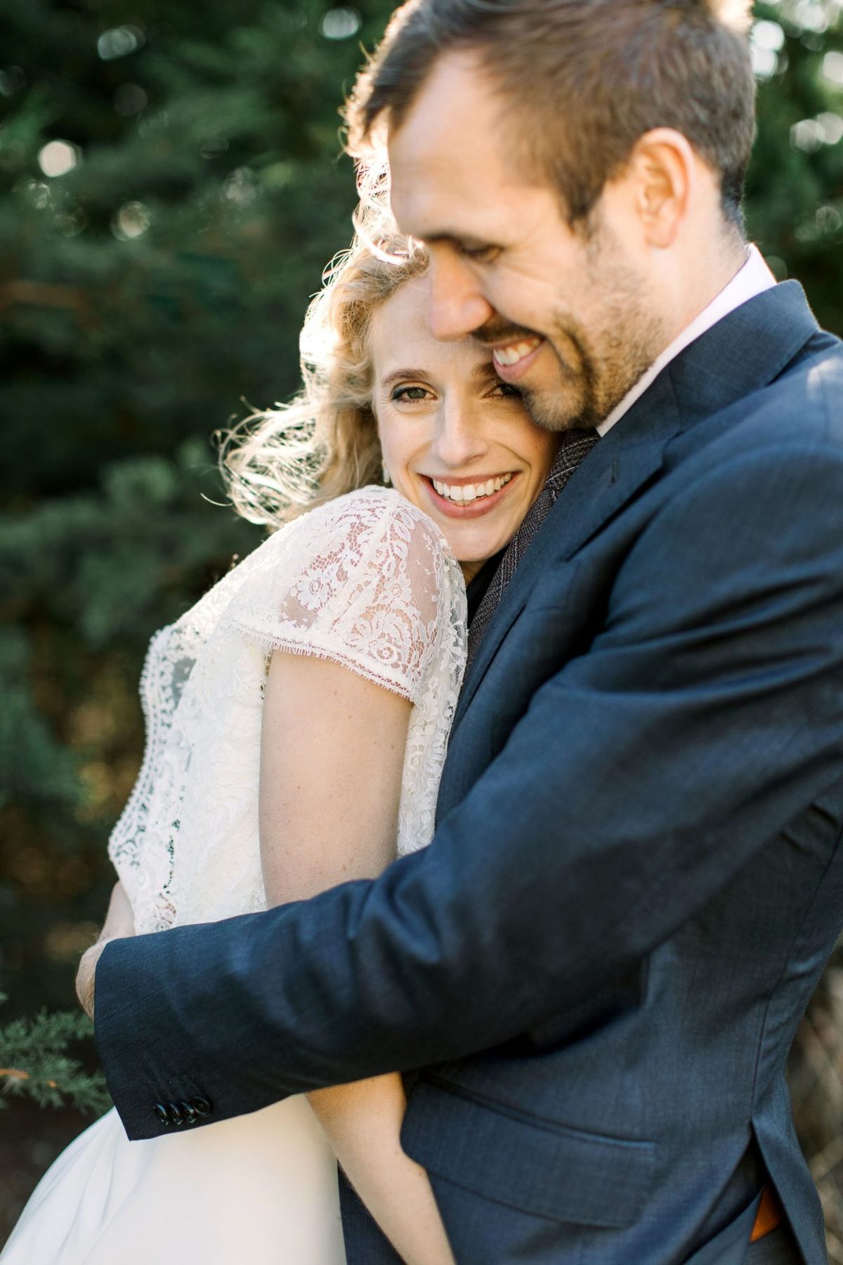 Gillian Marcus Hochzeitspaar Lächeln Umarmung