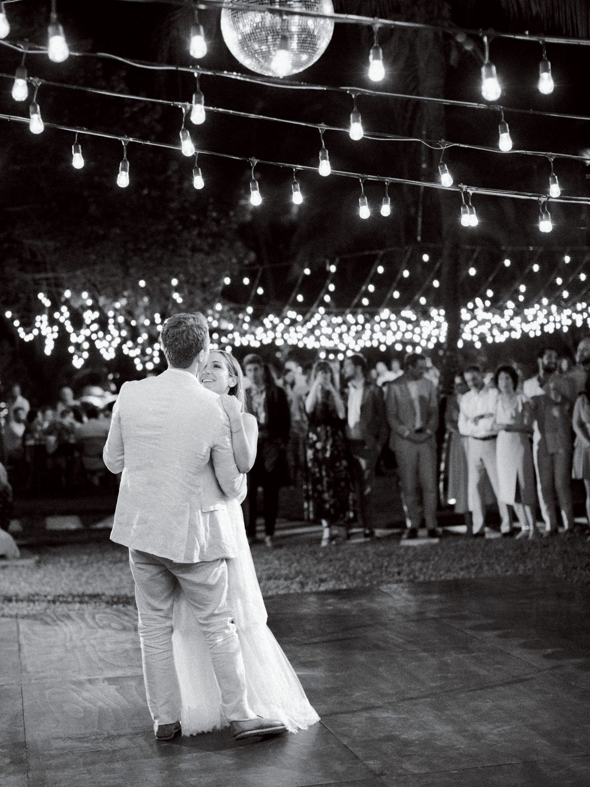 ariel trevor vjenčanje tulum meksiko prvi plesni par nevjesta grupa svjetla