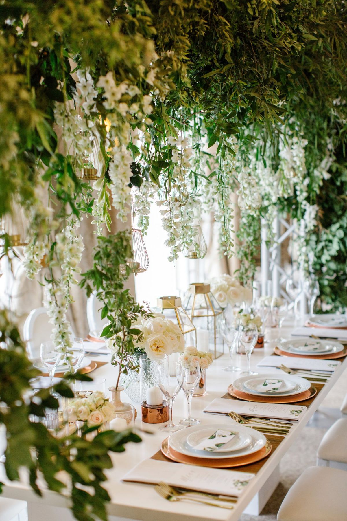 Chloe Shayo Südafrika Hochzeitsempfang Tische Blumen Gedecke tables