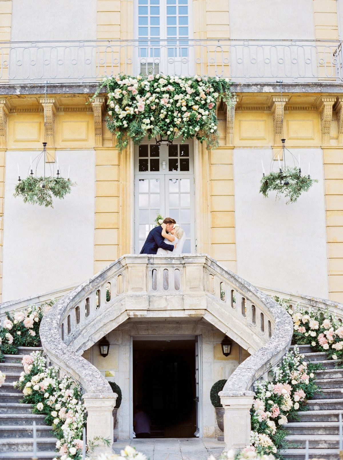 Rachael Cameron Hochzeitspaar Kuss auf der Treppe