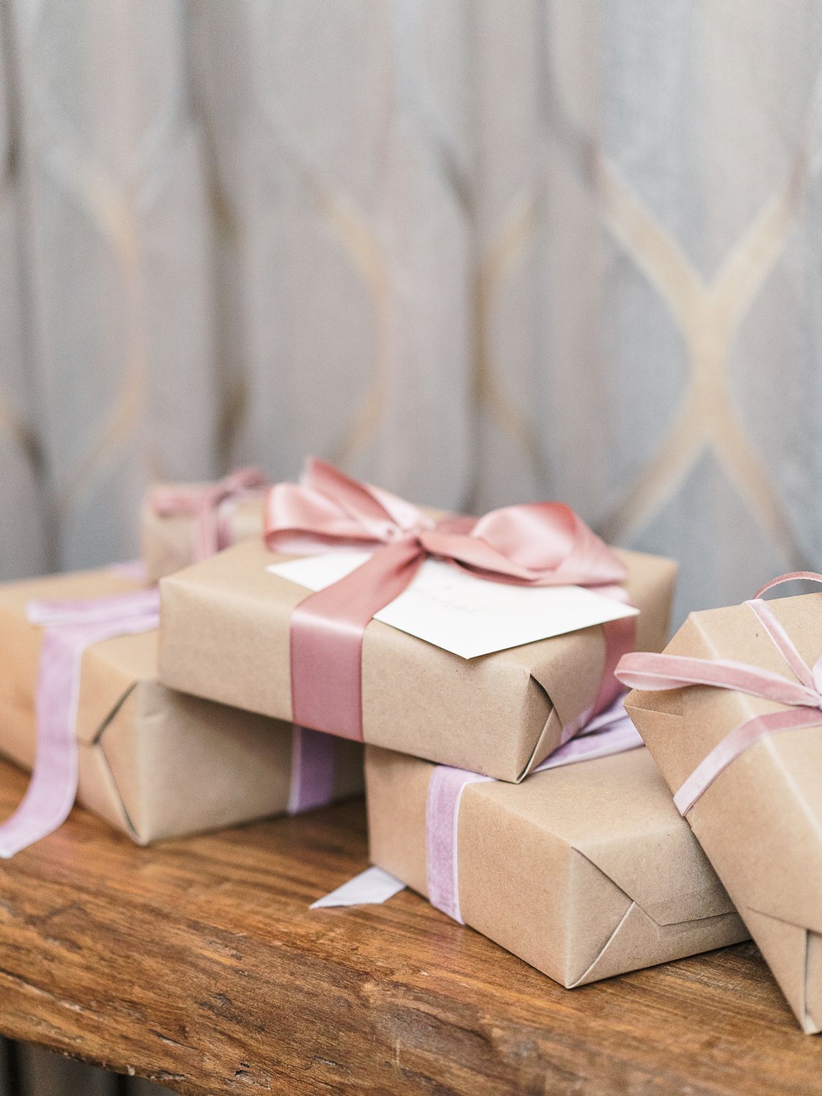 Empfangsgeschenke in brauner Verpackung mit rosa und lila Schleifen