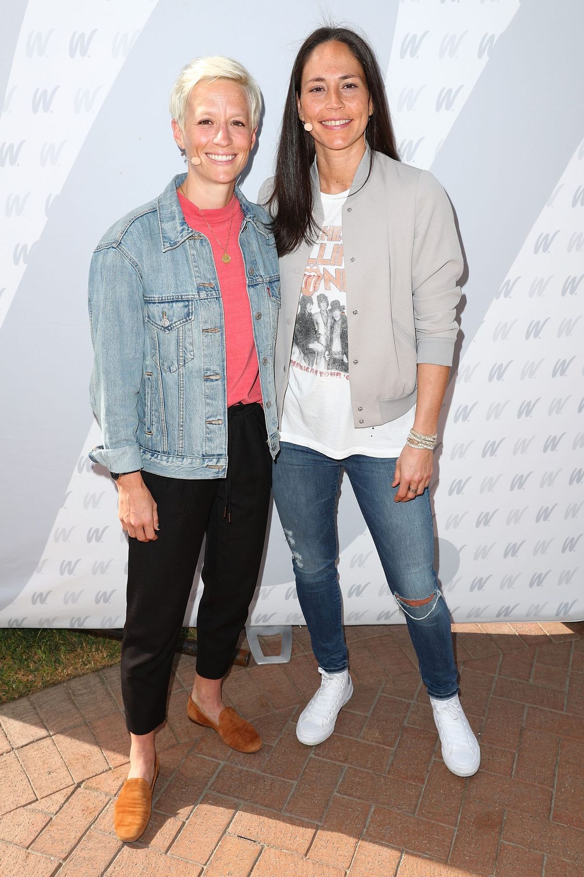 Megan Rapinoe und Sue Bird posieren gemeinsam auf dem roten Teppich des 8. jährlichen espnW: Women + Sports Summit-Events