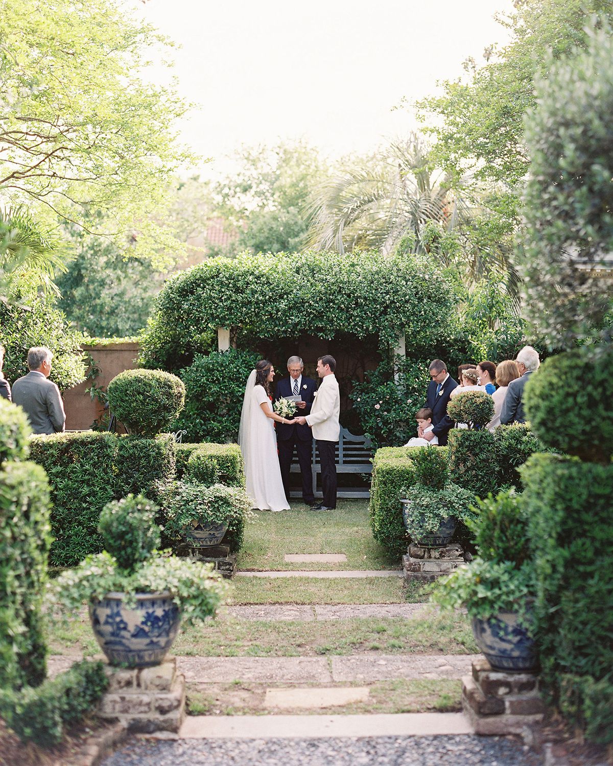 poročni obred Beverly Steve na vrtu