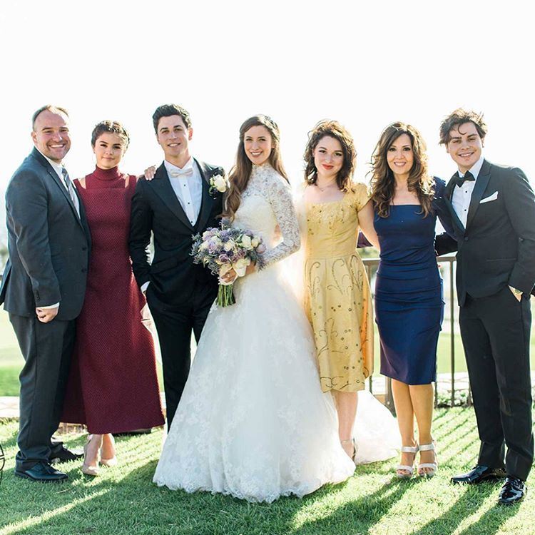 Selena Gomez und die 'Wizards of Waverly Place'-Darsteller sind gerade für David Henries Hochzeit wieder vereint